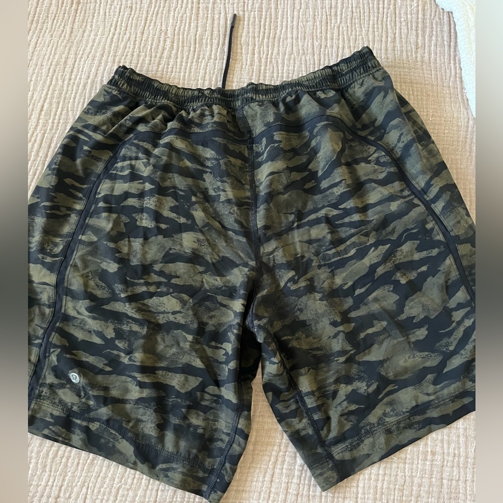 MENS XL LULULEMON SHORTS